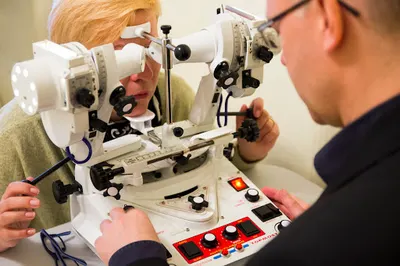 Okulista Kraków: Arkadiusz Pogrzebielski OCULUS ZYBLIKIEWICZA - Krakowskie Centrum Okulistyczne